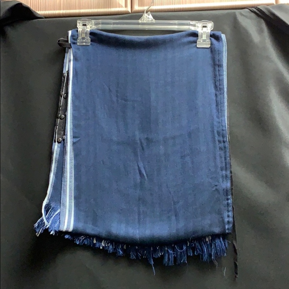 Beautiful BCBG MAXAZRIA SCARF / poncho